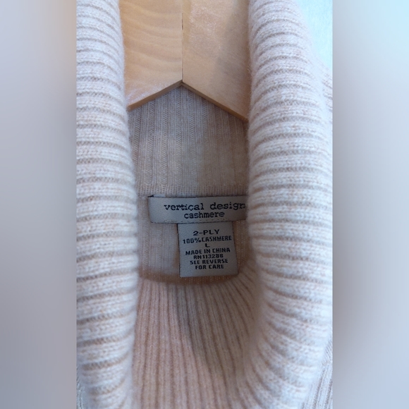 Vertical design 100% cashmere turtle neck sweater - Picture 2 of 8